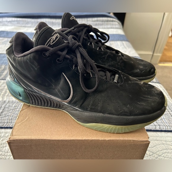 LeBron 21 - Picture 3 of 8